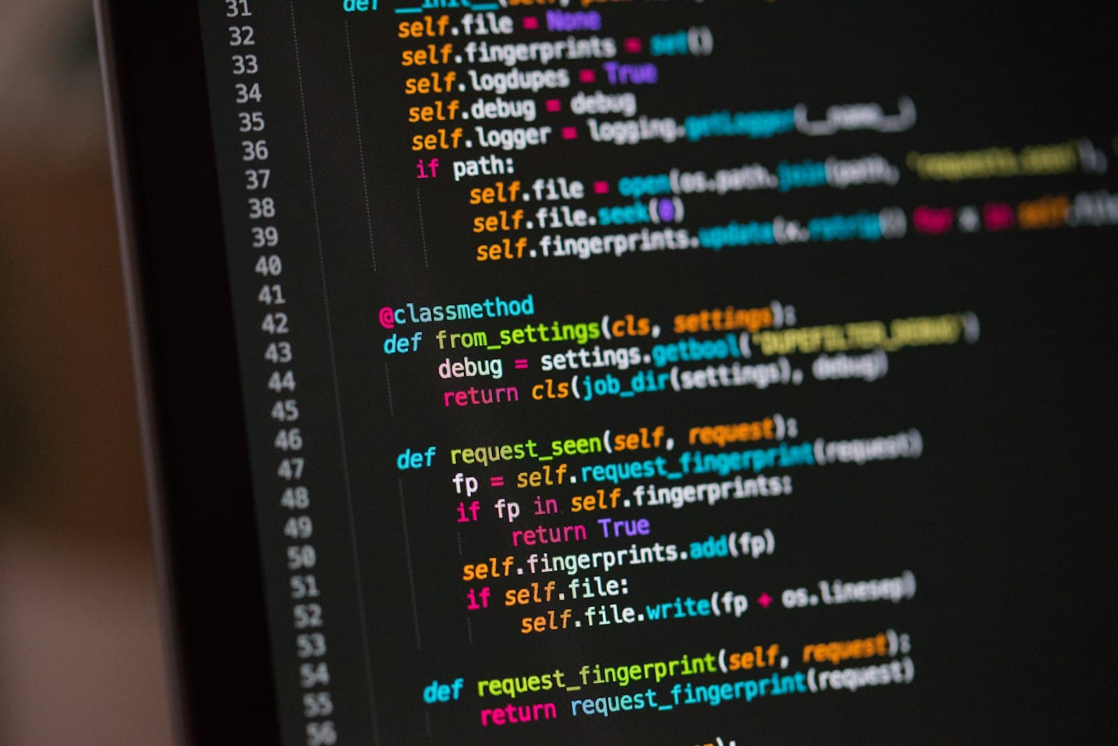 Gros plan sur un écran affichant du code coloré