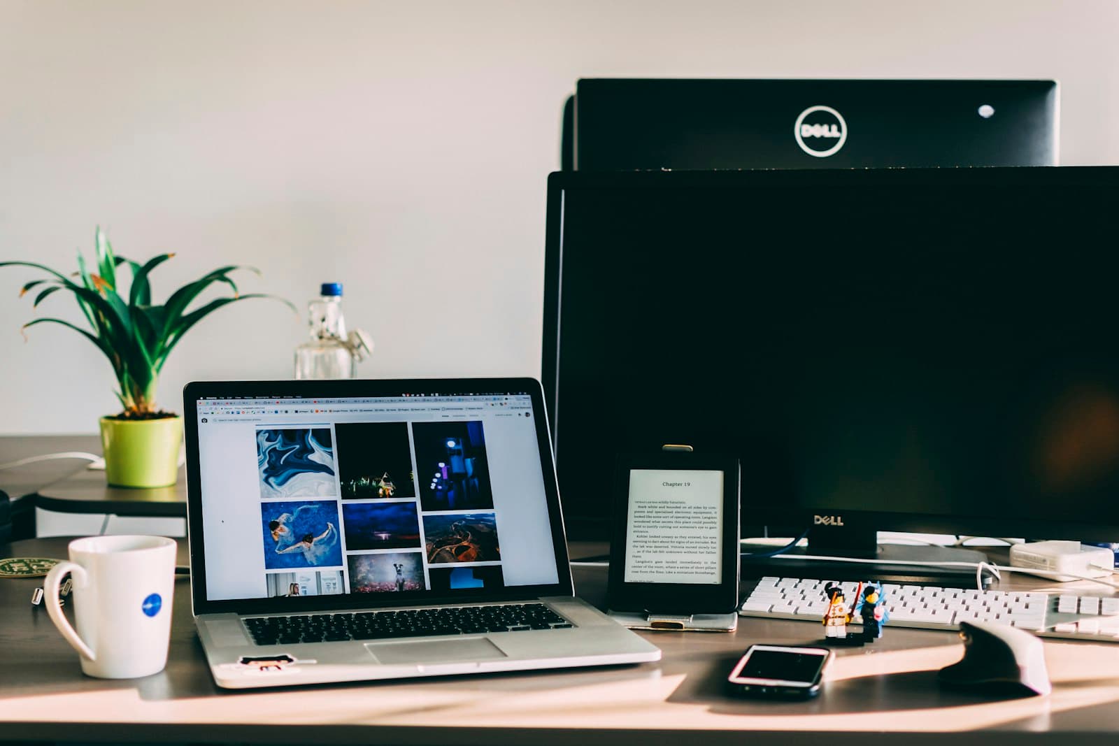 Bureau clair avec ordinateur portable et tablette, environnement de travail épuré